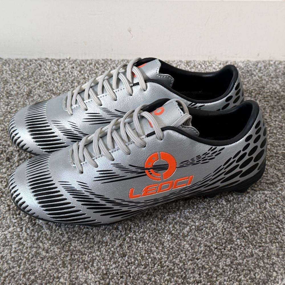 New Leoci Big Kids Silver and Orange Soccer Cleats Size 5.5